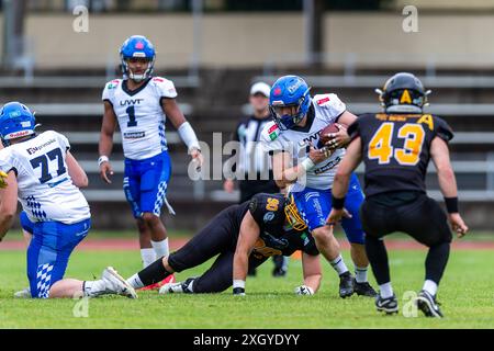 Maximilian Barmettler (33, RB, Allgaeu Comets) weicht Julius Richter (90, DL, Munich Cowboys) und Lane Barnes (43, LB, Munich Cowboys) aus GER, Munich Cowboys vs Allgaeu Comets, American Football, GFL, saison 2024, week 4, Nachholtermin, 07.07.2024, Foto : Eibner-Pressefoto/Florian Wolf Banque D'Images