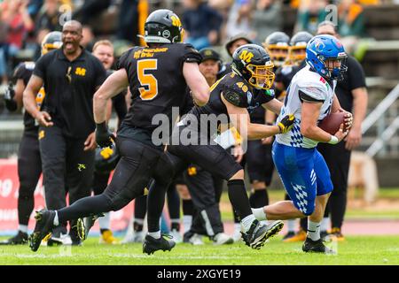 Maximilian Barmettler (33, RB, Allgaeu Comets) verfolgt von Niklas Bloechl (48, LB, Munich Cowboys) und Zac John Conney-Quinn (5, RB, Munich Cowboys) GER, Munich Cowboys vs Allgaeu Comets, American Football, GFL, saison 2024, week 4, Nachholtermin, 07.07.2024, Foto : Eibner-Pressefoto/Florian Wolf Banque D'Images