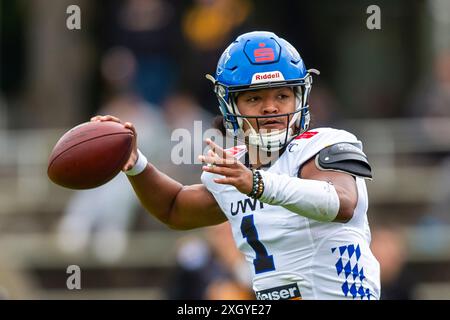 Maximilian Barmettler (33, RB, Allgaeu Comets) verfolgt von Niklas Bloechl (48, LB, Munich Cowboys) und Zac John Conney-Quinn (5, RB, Munich Cowboys) GER, Munich Cowboys vs Allgaeu Comets, American Football, GFL, saison 2024, week 4, Nachholtermin, 07.07.2024, Foto : Eibner-Pressefoto/Florian Wolf Banque D'Images