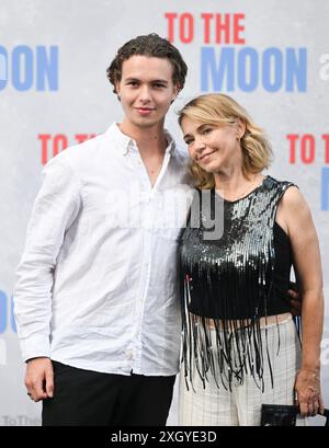 Berlin, Allemagne. 10 juillet 2024. Tina Ruland et son fils Jahvis assistent à la première allemande du film 'To the Moon' au cinéma Zoo Palast. Crédit : Jens Kalaene/dpa/Alamy Live News Banque D'Images