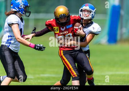 Anna Baer (17, WR, Allgaeu Comets Ladies) und Julia Haslach (10, DB, Allgaeu Comets Ladies) stoppen Emma Kummetz (22, WR, Regensburg Phoenix Ladies) GER, Regensburg Phoenix vs Allgaeu Comets Ladies, American Football, DBL2, saison 2024, week 6, 06.07.2024, Foto : Eibner-Pressefoto/Florian Wolf Banque D'Images