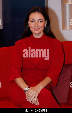 Hambourg, Deutschland 10. Juillet 2024 : DAS - Gäste auf dem Roten Sofa - 10.07.2024 Im Bild : Schauspielerin Janina Uhse auf dem roten Sofa von DAS im ndr. NDR Studio Hamburg *** Hambourg, Allemagne 10 juillet 2024 DAS invités sur le canapé rouge 10 07 2024 dans le film actrice Janina Uhse sur le canapé rouge de DAS au NDR NDR Studio Hamburg Copyright : xFotostandx/xMeyerx Banque D'Images