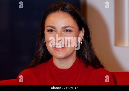 Hambourg, Deutschland 10. Juillet 2024 : DAS - Gäste auf dem Roten Sofa - 10.07.2024 Im Bild : Schauspielerin Janina Uhse auf dem roten Sofa von DAS im ndr. NDR Studio Hamburg *** Hambourg, Allemagne 10 juillet 2024 DAS invités sur le canapé rouge 10 07 2024 dans le film actrice Janina Uhse sur le canapé rouge de DAS au NDR NDR Studio Hamburg Copyright : xFotostandx/xMeyerx Banque D'Images