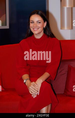 Hambourg, Deutschland 10. Juillet 2024 : DAS - Gäste auf dem Roten Sofa - 10.07.2024 Im Bild : Schauspielerin Janina Uhse auf dem roten Sofa von DAS im ndr. NDR Studio Hamburg *** Hambourg, Allemagne 10 juillet 2024 DAS invités sur le canapé rouge 10 07 2024 dans le film actrice Janina Uhse sur le canapé rouge de DAS au NDR NDR Studio Hamburg Copyright : xFotostandx/xMeyerx Banque D'Images