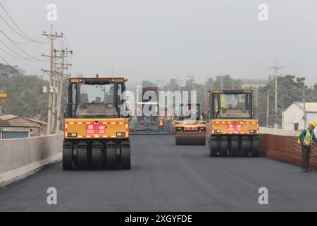 Dhaka. 11 juillet 2024. La photo prise le 7 février 2024 montre un chantier de construction de la voie express de contournement de Dhaka à Dhaka, au Bangladesh. POUR ALLER AVEC : 'Feature : les technologies de construction routière de la Chine sont reconnues au Bangladesh' crédit : Xinhua/Alamy Live News Banque D'Images