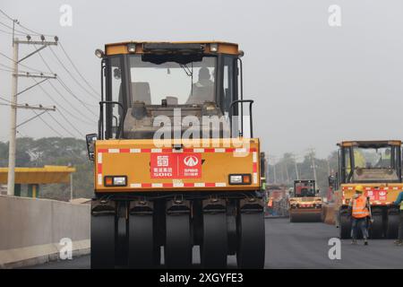 Dhaka. 11 juillet 2024. La photo prise le 7 février 2024 montre un chantier de construction de la voie express de contournement de Dhaka à Dhaka, au Bangladesh. POUR ALLER AVEC : 'Feature : les technologies de construction routière de la Chine sont reconnues au Bangladesh' crédit : Xinhua/Alamy Live News Banque D'Images