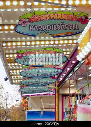 Signes à une foire avec des amandes grillées, des fruits au chocolat et bien plus encore, Allerheiligenkirmes Soest Banque D'Images