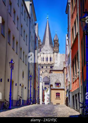 Vue de Gross compris Martin, une église romane à Cologne. Maisons anciennes à gauche et à droite avec vélos stationnés Banque D'Images