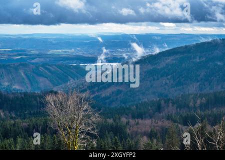 Beau panorama de vallée, colline et forêt de la colline Plesivec, république Tchèque, montagne Ore. Journée brumeuse printanière. Banque D'Images