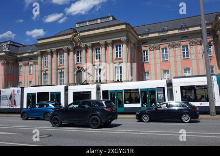 Strassenbahnverkehr am Potsdamer Stadtschloss Strassenbahnverkehr am Potsdamer Stadtschloss, 06.07.2024, Potsdam, Brandenburg, IM Potsdamer Stadtschloss Hat der Brandenburger Landtag seinen Sitz. *** Tram Tram Tram Tram Tram Tram Tram Tram Tram Tram Tram Tram Palace at Potsdam City Palace, 06 07 2024, Potsdam, Brandebourg, le Parlement de Brandebourg a son siège dans le Palais de Potsdam Banque D'Images