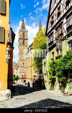 Vue de : Église de Jacob à Rothenburg ob der Tauber ; Bavière, Allemagne. Il est célèbre pour sa vieille ville médiévale bien conservée. Banque D'Images