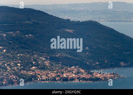 Torri del Benaco par Lago di Garda (Lac de Garde) côté est vu depuis Gardola, Tignale, Province de Brescia, Lombardie, Italie © Wojciech Strozyk / Alamy S Banque D'Images