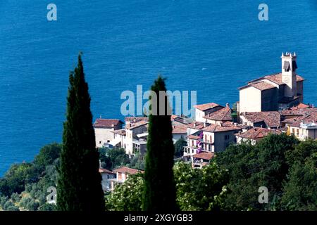 Lago di Garda (Lac de Garde) et romane Chiesa parrocchiale di San Marco (église San Marco) à Piovere, Tignale, province de Brescia, Lombardie, Ital Banque D'Images