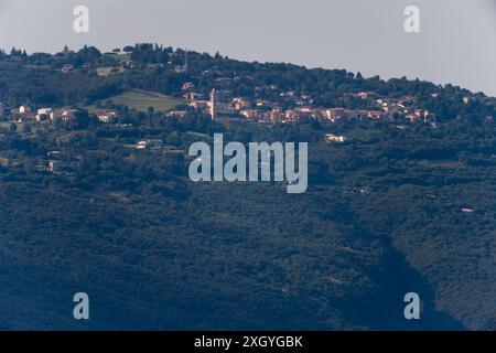 Lago di Garda (Lac de Garde) côté est, Province de Vérone, Vénétie, vu de Gardola, Tignale, province de Brescia, Lombardie, Italie © Wojciech Strozyk Banque D'Images