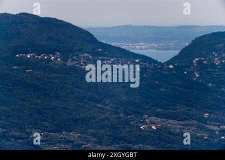 Lago di Garda (Lac de Garde) côté est, Province de Vérone, Vénétie, vu de Gardola, Tignale, province de Brescia, Lombardie, Italie © Wojciech Strozyk Banque D'Images