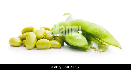 Fèves de soja edamame isolées sur un fond blanc. Banque D'Images