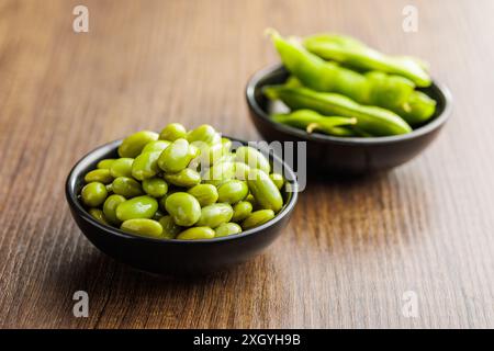 Haricots de soja edamame dans un bol sur une table en bois. Banque D'Images