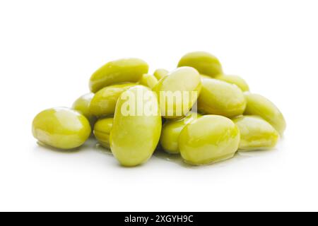 Fèves de soja edamame isolées sur un fond blanc. Banque D'Images