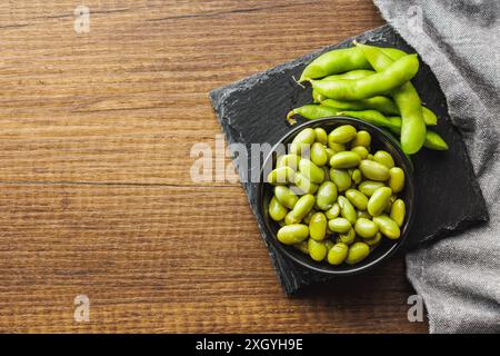 Haricots de soja edamame dans un bol sur une table en bois. Vue de dessus. Banque D'Images