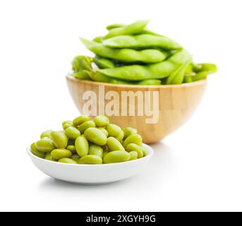 Haricots de soja edamame dans un bol isolé sur un fond blanc. Banque D'Images