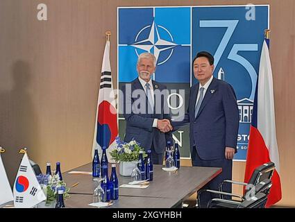 Washington, États-Unis. 10 juillet 2024. Le président tchèque Petr Pavel s'est entretenu avec son homologue sud-coréen Yoon Suk Yeol lors du sommet de l'Organisation du Traité de l'Atlantique Nord (OTAN) à Washington, États-Unis, le 10 juillet 2024. Crédit : Marek Opatrny/CTK photo/Alamy Live News Banque D'Images