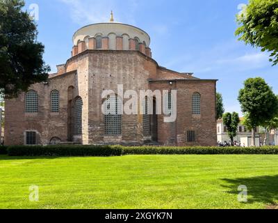 Istanbul, Turquie - 8 mai 2024 : édifice historique en briques avec une silhouette en forme de dôme dans un parc serein. Banque D'Images