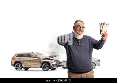 Homme mûr avec le cou blessé d'un accident de voiture tenant de l'argent et souriant isolé sur fond blanc Banque D'Images