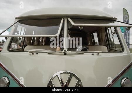 Camping-car VW classique bicolore vert et blanc à écran partagé exposé au Banbury car & Bike Meet en juin 2024, au Banbury Cricket Club de Bodicote. Banque D'Images