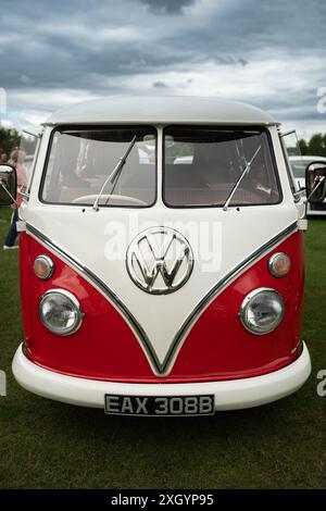 Rouge et blanc, bicolore, camping-car classique VW à écran partagé exposé au Banbury car & Bike Meet, en juin 2024, au Banbury Cricket Club de Bodicote Banque D'Images