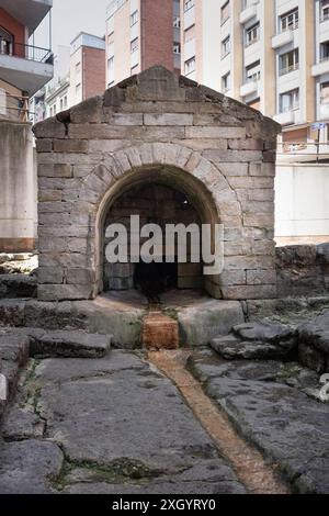 Foncalada fontaine d'eau potable. Construit au IXe siècle par le roi Alphonse III des Asturies. C'est le seul élément architectural civil survivant pour p Banque D'Images