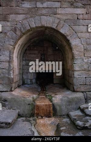 Foncalada fontaine d'eau potable. Construit au IXe siècle par le roi Alphonse III des Asturies. C'est le seul élément architectural civil survivant pour p Banque D'Images