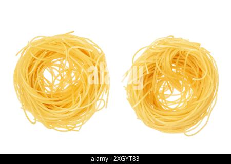 Tagliatelles italiennes de pâtes nid isolé sur fond blanc avec pleine profondeur de champ. Vue de dessus. Pose à plat Banque D'Images