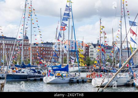 Finlande, Helsinki - 5 juillet 2024 : les courses de grands voiliers 2024 en Finlande, vue des navires et des visiteurs à Helsinki Pohjoissatama Katajanokka Banque D'Images