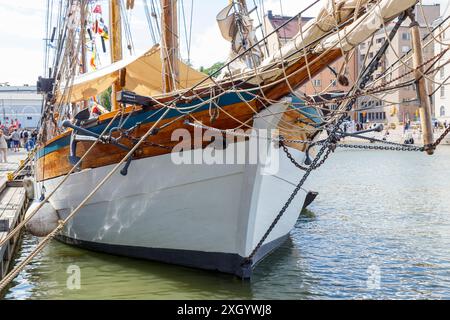 Finlande, Helsinki - 5 juillet 2024 : les courses de grands voiliers 2024 en Finlande, vue des navires et des visiteurs à Helsinki Pohjoissatama Katajanokka Banque D'Images