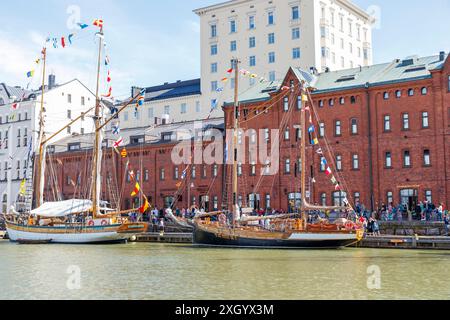 Finlande, Helsinki - 5 juillet 2024 : les courses de grands voiliers 2024 en Finlande, vue des navires et des visiteurs à Helsinki Pohjoissatama Katajanokka Banque D'Images