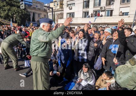 Buenos Aires, Argentine. 09 juillet 2024. Les vétérans de la guerre des Malvinas se présentent pour saluer le public qui les réclame lors de la marche du jour de l'indépendance. Dans la ville de Buenos Aires, vers 11h00, le défilé du 9 juillet, jour de la déclaration de l'indépendance de la République Argentine, a eu lieu. L'acte a été présidé par le Président Javier Milei, accompagné de ses principaux responsables. Les vétérans de la guerre des Malvinas menaient le défilé. Crédit : SOPA images Limited/Alamy Live News Banque D'Images