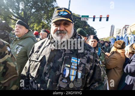 Buenos Aires, Argentine. 09 juillet 2024. Un des vétérans de la guerre des Malouines sourit à la caméra le jour de la parade du jour de l'indépendance. Dans la ville de Buenos Aires, vers 11h00, le défilé du 9 juillet, jour de la déclaration de l'indépendance de la République Argentine, a eu lieu. L'acte a été présidé par le Président Javier Milei, accompagné de ses principaux responsables. Les vétérans de la guerre des Malvinas menaient le défilé. Crédit : SOPA images Limited/Alamy Live News Banque D'Images