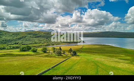 Kyle of Tongue Sutherland Écosse le petit château de Varrich au sommet de la colline surplombant le lac de mer peu profond Banque D'Images