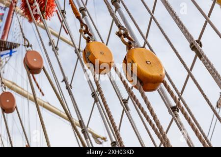 Lignes de voiliers, poulies et matériel de fixation attachés pour la journée. Pont et cordes, gréement sur un yacht à voile de grand voilier en bois. Vue rapprochée Banque D'Images