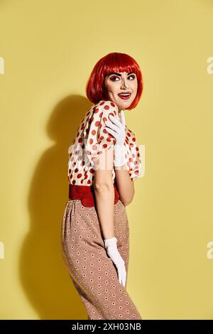Une superbe femme rousse ornée de gants blancs, avec un maquillage pop art créatif, sur un fond jaune vif. Banque D'Images