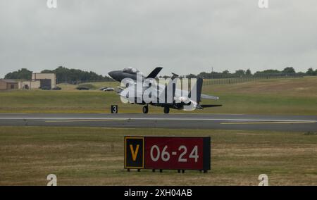 Un F-15E Strike Eagle de l'US Air Force affecté au 494th Fighter Squadron atterrit à RAF Lakenheath, Angleterre, le 9 juillet 2024. Le 48th Fighter Wing Condu Banque D'Images