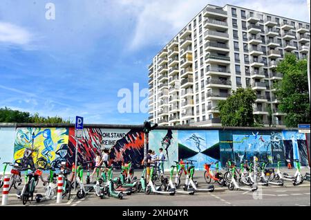 E-Scooter Angebot an der East Side Gallery entlang der Muehlenstrasse *** E Scooter offre à la East Side Gallery le long de Muehlenstrasse Banque D'Images