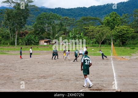 Panama, Bocas del Toro Highlands. jouer au football. Banque D'Images