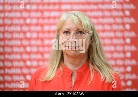 Dresde, Allemagne. 11 juillet 2024. Petra Köpping (SPD), ministre des Affaires sociales de Saxe, se tient devant une bannière lors de la présentation de la campagne pour les élections d'État en Saxe à la Maison Herbert Wehner. Crédit : Robert Michael/dpa/Alamy Live News Banque D'Images
