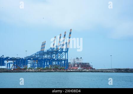 San Fernando le premier navire-mère ancre au port de Vizhinjam Banque D'Images