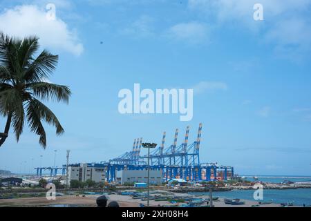 San Fernando le premier navire-mère ancre au port de Vizhinjam Banque D'Images