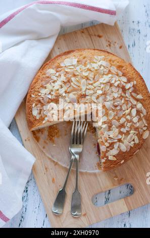 Gâteau éponge aux amandes et aux cerises Banque D'Images