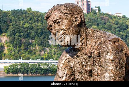 Pittsburgh, Pennsylvanie, États-Unis - 8 août 2023 : gros plan du visage de la statue de l'homme pensant de Monsieur Fred Rogers à Pittsburgh, Pennsylvanie. Banque D'Images