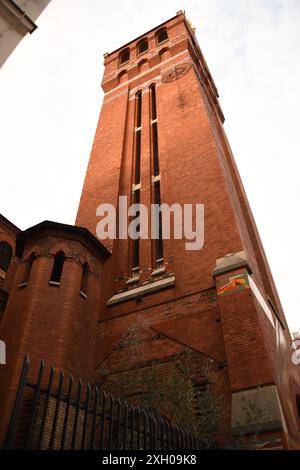 L'église Saint-Michel des Batignolles à Paris est située place Saint-Jean dans le 17e arrondissement de Paris, à l'angle de la rue Saint-Jean et du p Banque D'Images