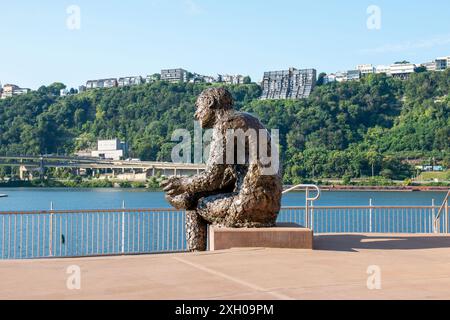 Pittsburgh, Pennsylvanie, États-Unis - 8 août 2023 : la statue de l'homme pensant de Monsieur Fred Rogers à Pittsburgh Pennsylvanie. Banque D'Images